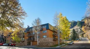 Renovated 2 BR - 2 BA In Town with AC - Image 4