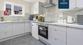 L1 - INVOICE and REDUCED PRICE only via SUNRISE SHORT LETS DUNDEE, Large 4 Bedroom House with 6 Beds and 3 bathrooms, TVs in each room, Free Parking, Fully Equipped, Local Amenities, Easy Ring Road Access, Special Rates and ONLY 9 Mins to STANNERGATE Port - Image 5