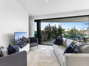 Spacious and Superb 3-bed Apartment - Image 5