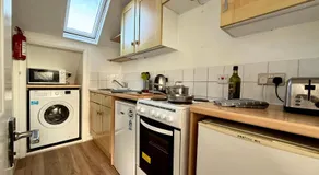One-Bedroom flat in Cheam Village - Image 3