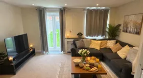 Sleeps8-FamilyFriendly-FreeParking-30MinToHeathrow - Image 2