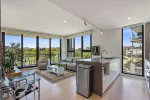 Elegant 3-bed Apt With Park Views in Campbell - Image 3