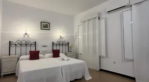Hostal 2 estrellas -Restaurante Las Tres Encinas EN EL CENTRO DEL PUEBLO - Image 2