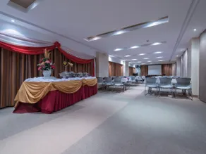 Court Meridian Hotel & Suites - Image 5