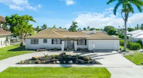 ELEVATED 955 - Spacious Family Riverfront home 4 Bedrooms - Image 5