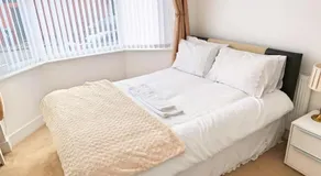 Whitburn Guest House About 7 mins Walk To The City Free Internet TV - Image 2