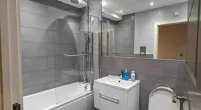 Elegant Central Brentwood Flat - Image 2
