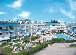 Bright retreat with pool in a quiet and green area close to the beach - Image 3