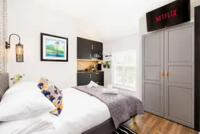 The Shirt Factory Apartments - Image 5