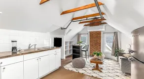 Stately Studio Apartment - Image 2