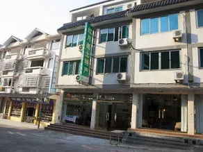 Red Moon Inn - Image 4