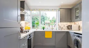 Stunning Place, close to Windsor & Heathrow & Private Parking - Image 3