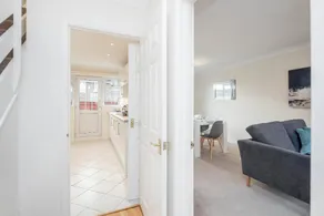 Charming 3 Bed house Family and Long-stay Discount - Image 4