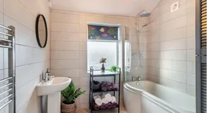 HG1- 4 bed house - Image 2