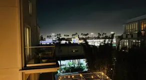 Stylish Venice Escape Near the Marina & Beachfront - Image 4
