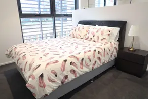 Darling Harbour Luxury Waterview 2B Apartment - Image 2