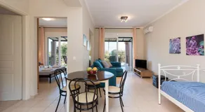 Villa Renata -Pool, Large Garden & Free Parking, 2 Minutes Walk from The Beach - Image 2