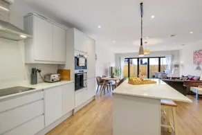 Contemporary five bedroom four bathroom house - Image 4