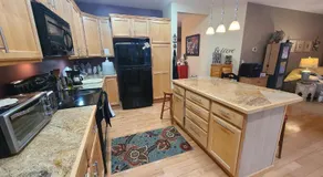 Mt Rainier Way Bedroom with Private Full Bath - Image 4