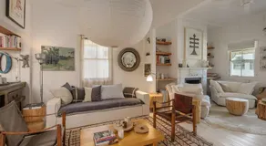 Beautiful Unique Cottage -Pet-Friendly-walk to town - Image 2