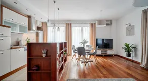 Mokotovia Premium Apart 100m2, garaż, winda, 5 łóżek, wanna z hydromasażem, prysznic, 2 toalety, f-VAT - Image 2