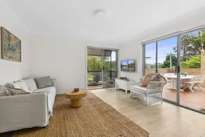 Bright Coastal Townhouse with BBQ & Courtyard - Image 2