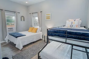 Cozy and Lovely 2BR 2BA Apt#A Near Lively Downtown - Image 4