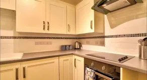 Stylish 1 Bedroom Apartment with Free Parking and Links to London & Essex - Image 4