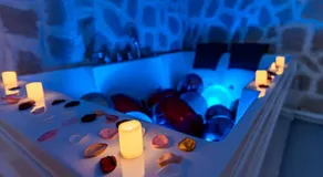 Évasion Santorin - Jacuzzi & Relax - Image 4