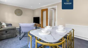 L1 - INVOICE and REDUCED PRICE only via SUNRISE SHORT LETS DUNDEE, Large 4 Bedroom House with 6 Beds and 3 bathrooms, TVs in each room, Free Parking, Fully Equipped, Local Amenities, Easy Ring Road Access, Special Rates and ONLY 9 Mins to STANNERGATE Port - Image 3