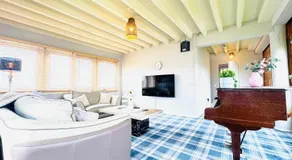 Top Floor Apartment with Castle Views - Image 2