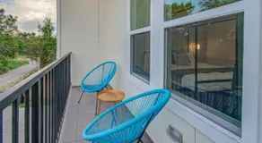 4BR w/ Backyard Theatre | 5 Mins to Downtown - Image 5