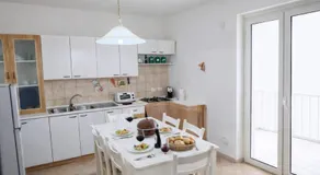 WHITE COAST APARTMENTS - Family Stays and Free Parking - Image 4