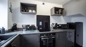 Comfortable Home Near Supermarket with Parking & Garden - Image 5