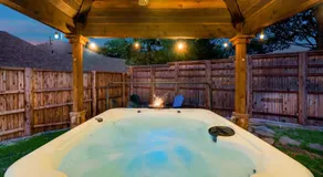 Pool house with hot tub and cinema - Image 4