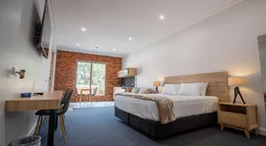 Red Waratah Accommodation - Image 2