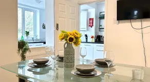 4B4B Entire House Sleeps 11 Driveway Parking near Coventry University and City Centre - Image 2