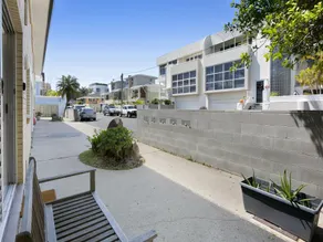 Ground Floor 2-Bed Mermaid Beach Pad with Parking - Image 4