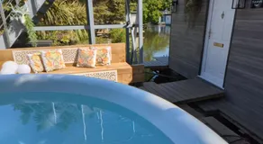 Tulana Taggs - floating home on idyllic island - Image 2