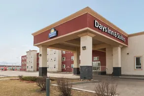 DAYS INN & SUITES WHITECOURT - Image 3