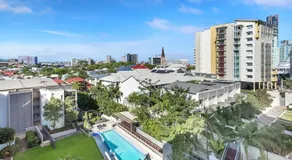 Balcony Views, Parking, Pool & Gym and Walk to Brisbane CBD - Image 4