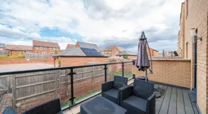 Modern Six Bed House With Private Garden, Balcony & Parking in Dartford Near Bluewater & Transport Links, Ideal for Families, Contractors and Long Stays - Image 4