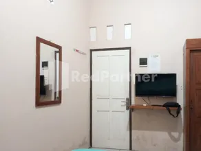 Isa Homestay Kudus Mitra Reddoorz - Image 2