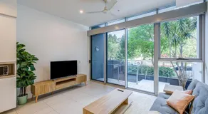 Modern 1BR Retreat - Pool, Gym, Parking - Walk to South Bank - Image 2