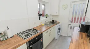 Wolverhampton-FREE parking-Sleeps 6-Near M6 - Image 5