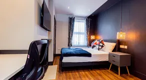 London Heathrow Airport 6 Bedrooms 6 Bathrooms spacious Home Sleeps 10 - Image 2