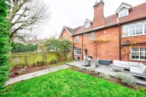 Elegant 3-Bed Home with Garden & Parking Near Stansted Airport - Image 4