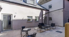 Luxe Haven - 2 min from Station - Free Parking - Courtyard - Image 2