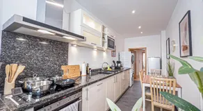 Gemütliche Ferienwohnung mit 2 Schlafzimmern, kostenfreiem Parkplatz, modernem Bad, Küche, Waschmaschine & Trockner - Image 2