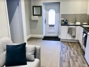 Central 1 BR Flat Near Hanley with Free Parking - Image 4